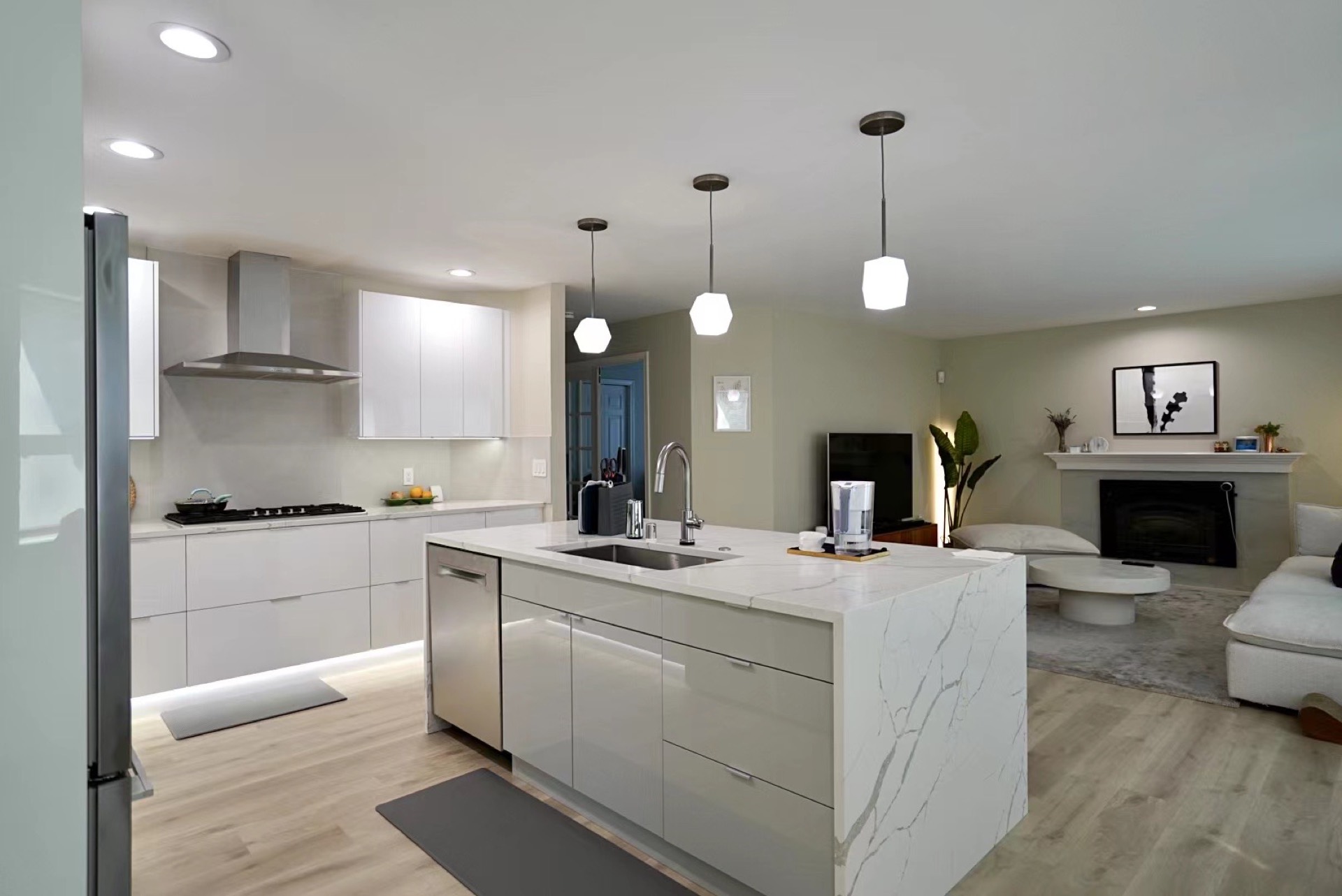 Contemporary Kirkland, WA Remodel